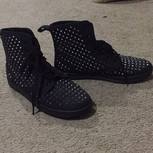 Dr. Martens shorestud Size 9 studded high tops